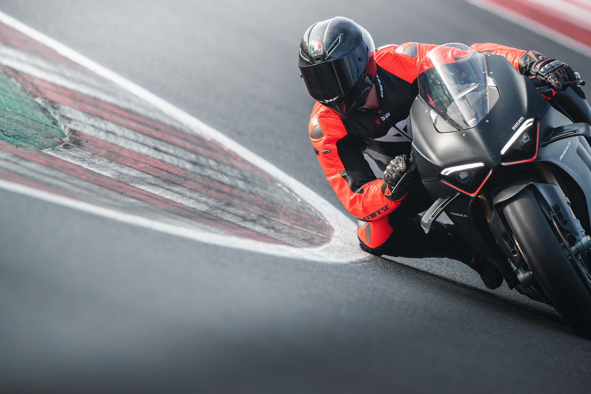 AGV Pista GP RR Carbon — Iridium Carbon — angle 10