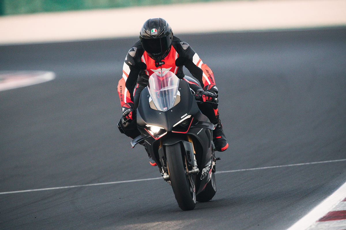 AGV Pista GP RR Carbon — Iridium Carbon — angle 8