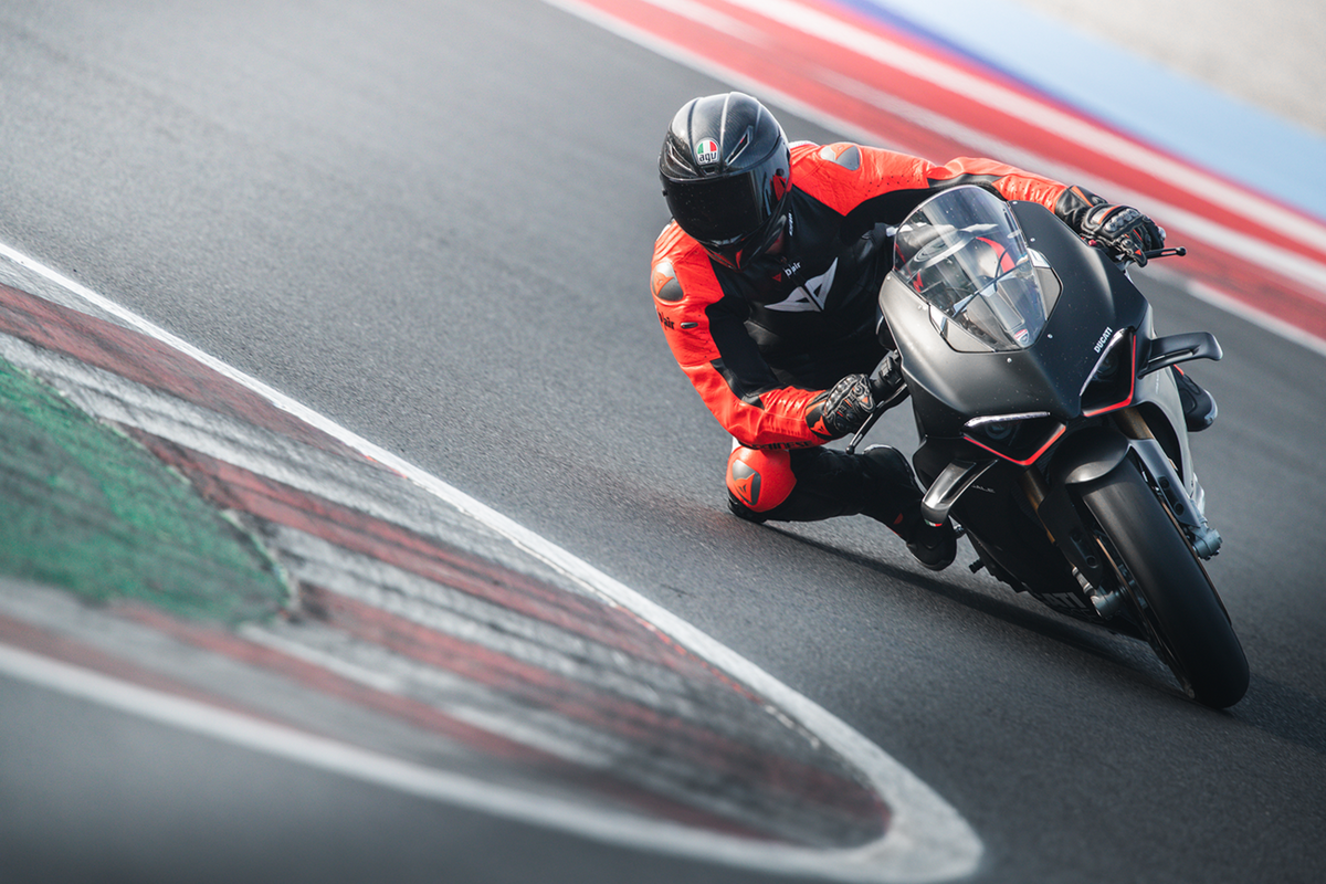 AGV Pista GP RR Carbon — Iridium Carbon — angle 9