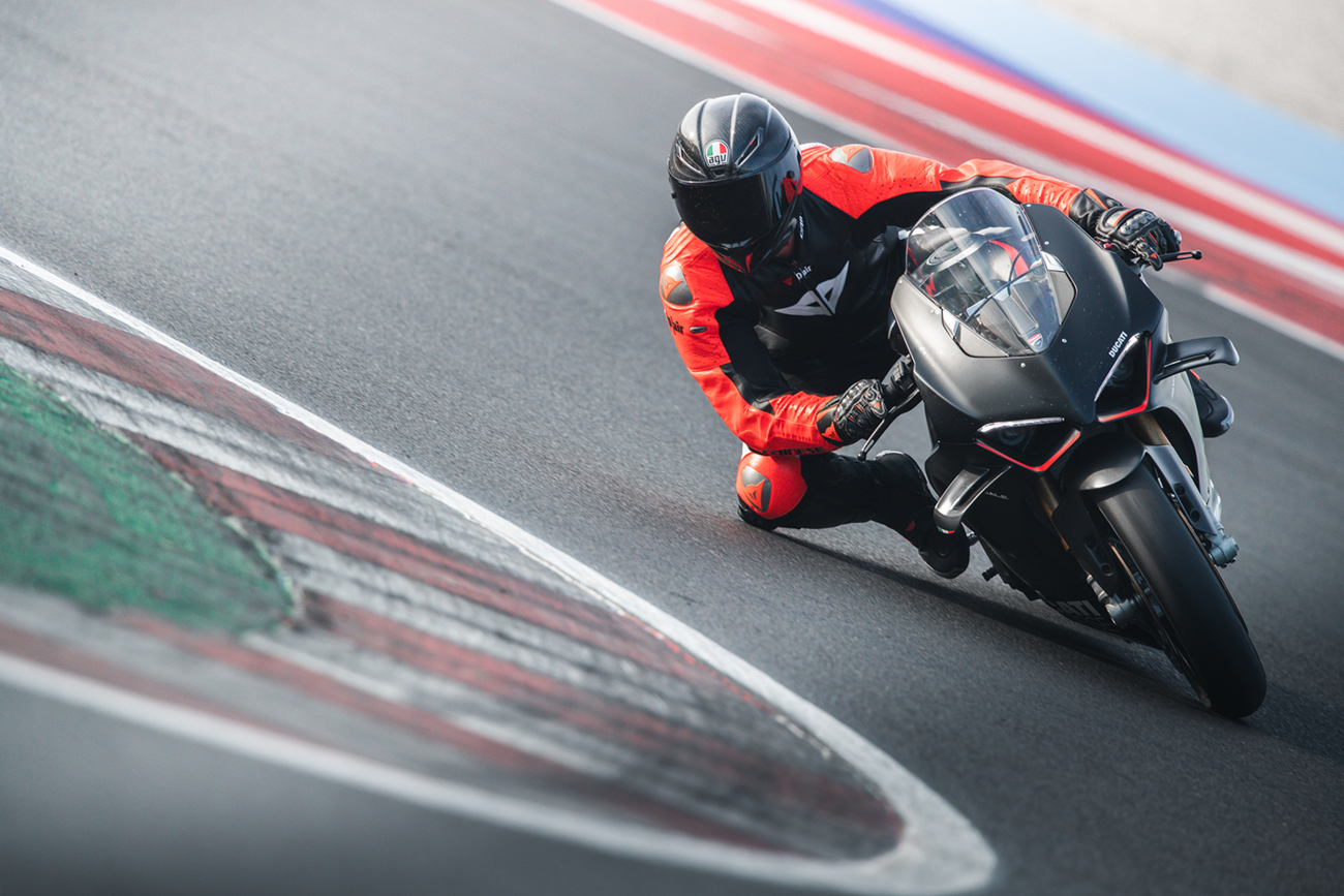 AGV Pista GP RR Carbon — Iridium Carbon — angle 9